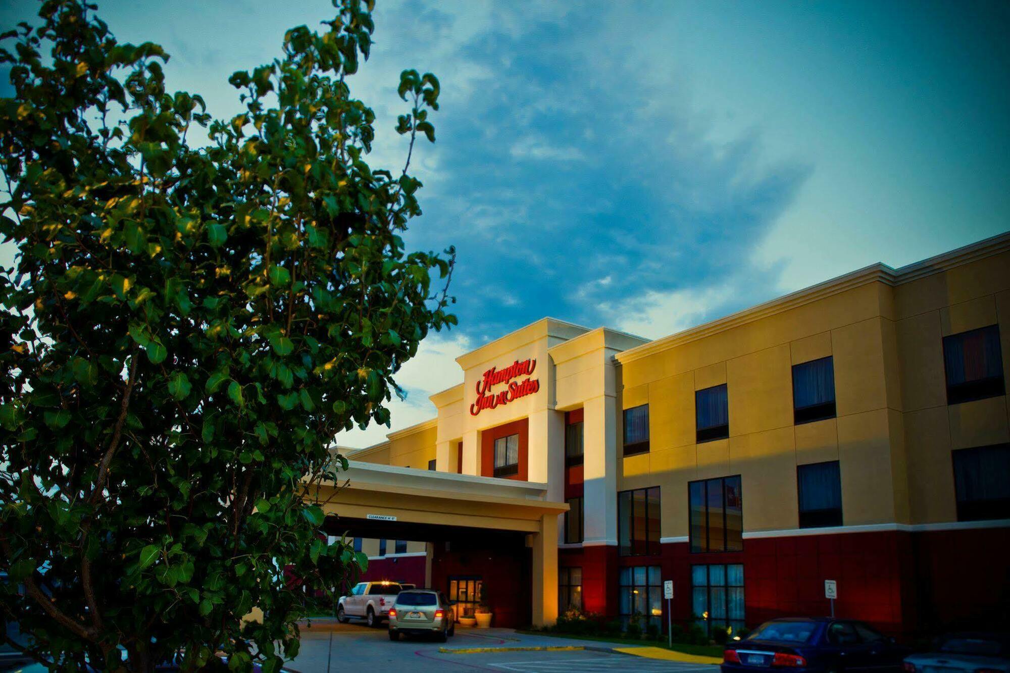 Hampton Inn & Suites Childress Bagian luar foto